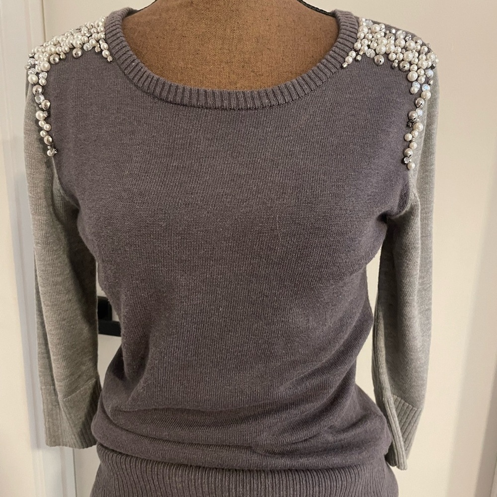 Gray and light gray light weight seater with pearl embellishment